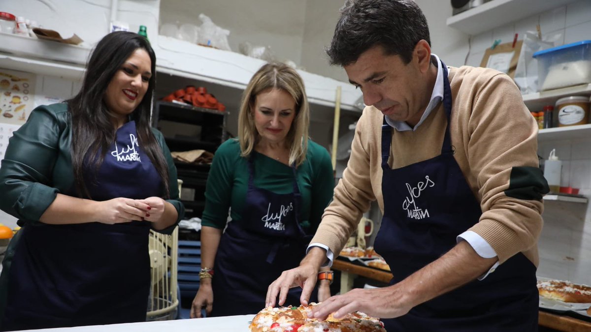 generalitat's tweet photo. 👥 El president de la Generalitat, @carlos_mazon_, visita la pastisseria artesana 🎂 ‘Dulces Martín’ de València, on elaboren #RoscódeReis des de fa 75 anys
#UnNadalMésValencià 👑 https://t.co/23L4C2mrOx