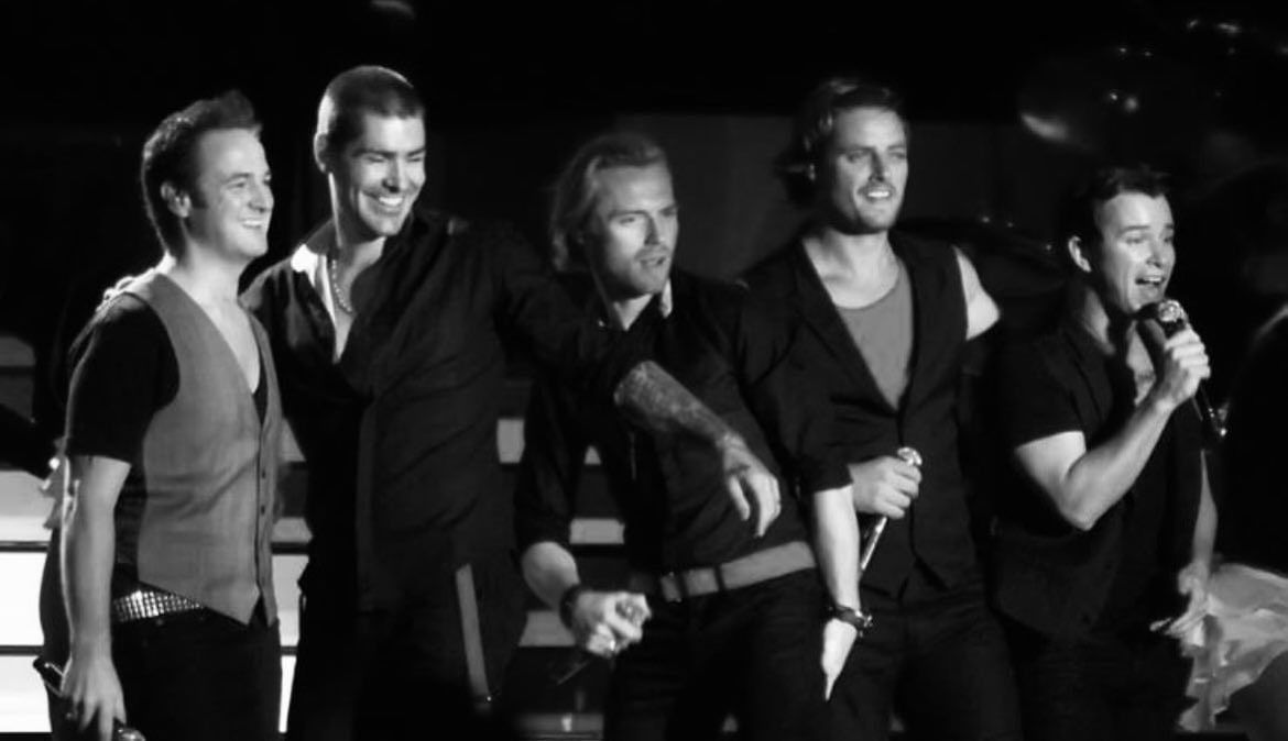 simplymikeygra1's tweet photo. Oohh the smiles 💙 Oohh the memories 💙 Always 5
@MRMIKEYGRAHAM and @theREALboyzone all looking mighty fine here 💙
Hope you’re all having a good day 💙 (credit Kirstie Fuller Flickr) #SimplyMikeyGraham #MikeyGraham #MrMikeyGraham #Boyzone #BoyzoneOfficial #AlwaysFive https://t.co/J7azpG3yz0