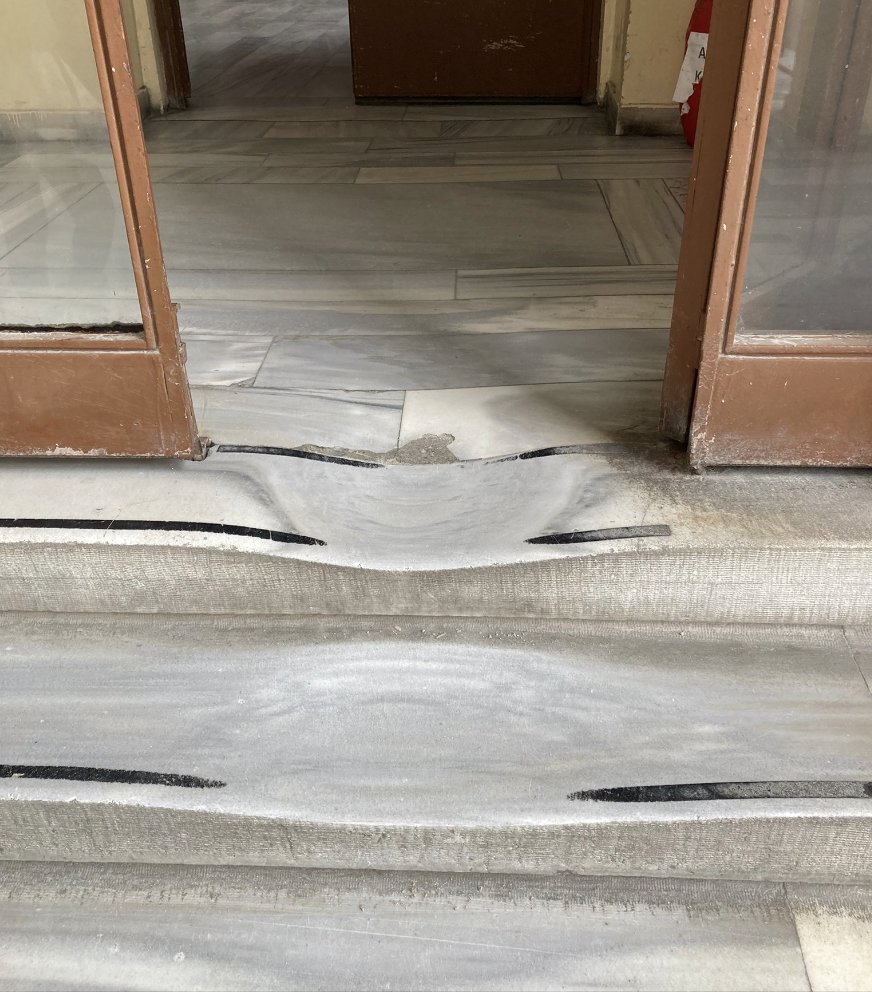 İstanbul Üniversitesi, Edebiyat Fakültesinin kapılarından biri. Yıllar yılı, sayısız öğrenci, hoca, dersler arasında koşturan ayaklar... Çok var böyle eşik İstanbul'da, hep görüyorum, ama bunun gibisini görmemiştim. Dokunaklı geldi, bir üniversitede olması bu derin izin.