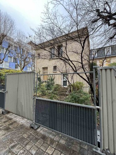 "Destruction imminente", tout simplement inadmissible 😡

Lieu d’histoire et de mémoire, le Pavillon des Sources à Paris fut le cadre de travail de Marie Curie. Elle y fit planter des tilleuls, encore présents. 
Un projet prévoit la destruction du site

👉 latribunedelart.com/destruction-im…