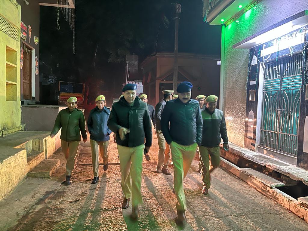 lalitpurpolice's tweet image. #ललितपुर_पुलिस #Addlsp LTP @kumaranil_ASP व #CO तालबेहट व थाना बार पुलिस द्वारा कानून एवं शांति व्यवस्था के दृष्टिगत प्रमुख चौराहों, बाजारों व अन्य स्थानों पर #FootPatrolling कर कराया सुरक्षा का एहसास।
@Uppolice
@adgzonekanpur @rangejhansi