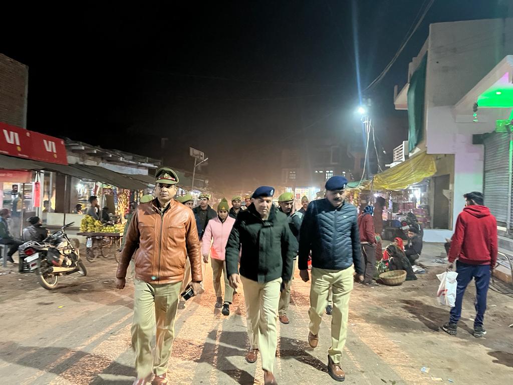 lalitpurpolice's tweet image. #ललितपुर_पुलिस #Addlsp LTP @kumaranil_ASP व #CO तालबेहट व थाना बार पुलिस द्वारा कानून एवं शांति व्यवस्था के दृष्टिगत प्रमुख चौराहों, बाजारों व अन्य स्थानों पर #FootPatrolling कर कराया सुरक्षा का एहसास।
@Uppolice
@adgzonekanpur @rangejhansi