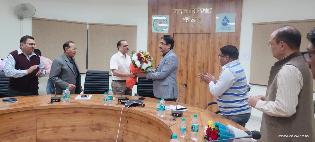 jjmchhattisgarh's tweet photo. #JalJeevanMission #Chhattisgarh New MD, Shri Sunil Kumar Jain (IAS) has been welcomed by Dr. M.L. Agrawal, EnC &amp; AMD #JJMCG along with other Nodal officers &amp; PMU team. During the meeting, AMD has given a short overview on overall progress of JJM work.  #HarGharJal @UNICEFIndia https://t.co/TvaifvTZZ2