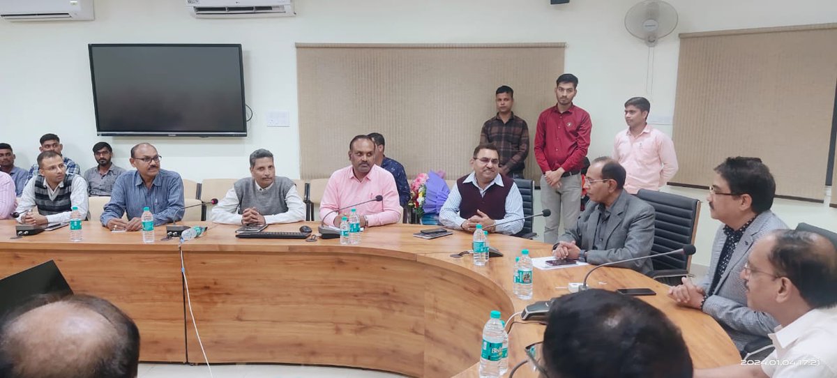 jjmchhattisgarh's tweet photo. #JalJeevanMission #Chhattisgarh New MD, Shri Sunil Kumar Jain (IAS) has been welcomed by Dr. M.L. Agrawal, EnC &amp; AMD #JJMCG along with other Nodal officers &amp; PMU team. During the meeting, AMD has given a short overview on overall progress of JJM work.  #HarGharJal @UNICEFIndia https://t.co/TvaifvTZZ2