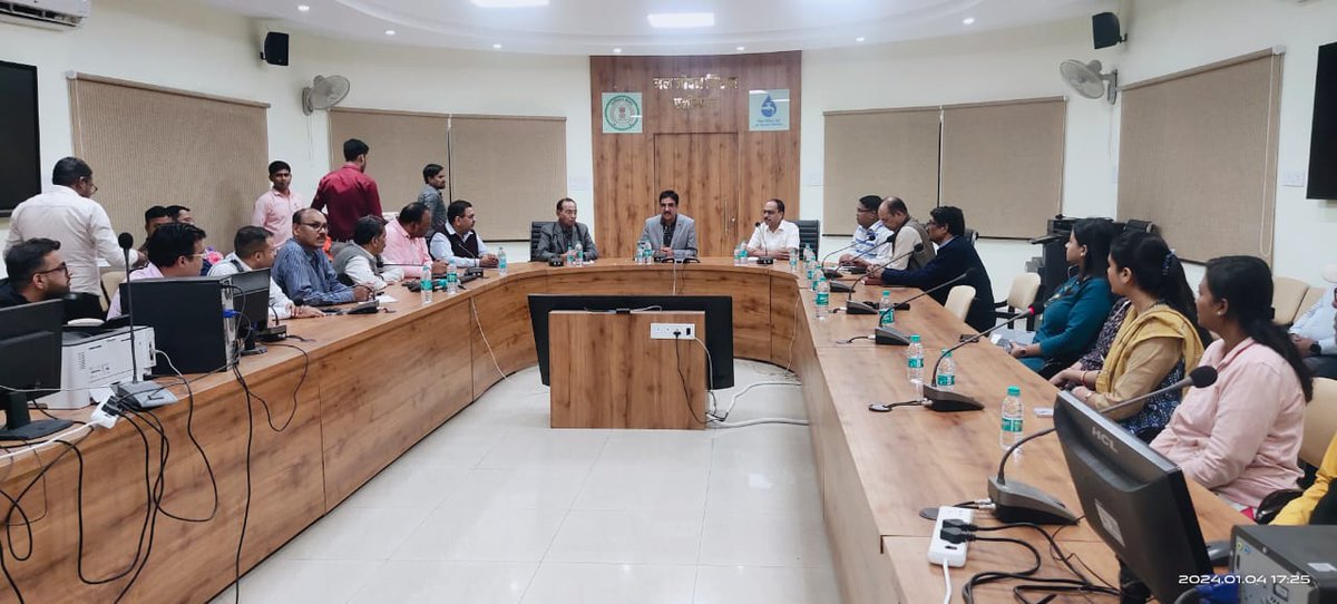 jjmchhattisgarh's tweet photo. #JalJeevanMission #Chhattisgarh New MD, Shri Sunil Kumar Jain (IAS) has been welcomed by Dr. M.L. Agrawal, EnC &amp; AMD #JJMCG along with other Nodal officers &amp; PMU team. During the meeting, AMD has given a short overview on overall progress of JJM work.  #HarGharJal @UNICEFIndia https://t.co/TvaifvTZZ2