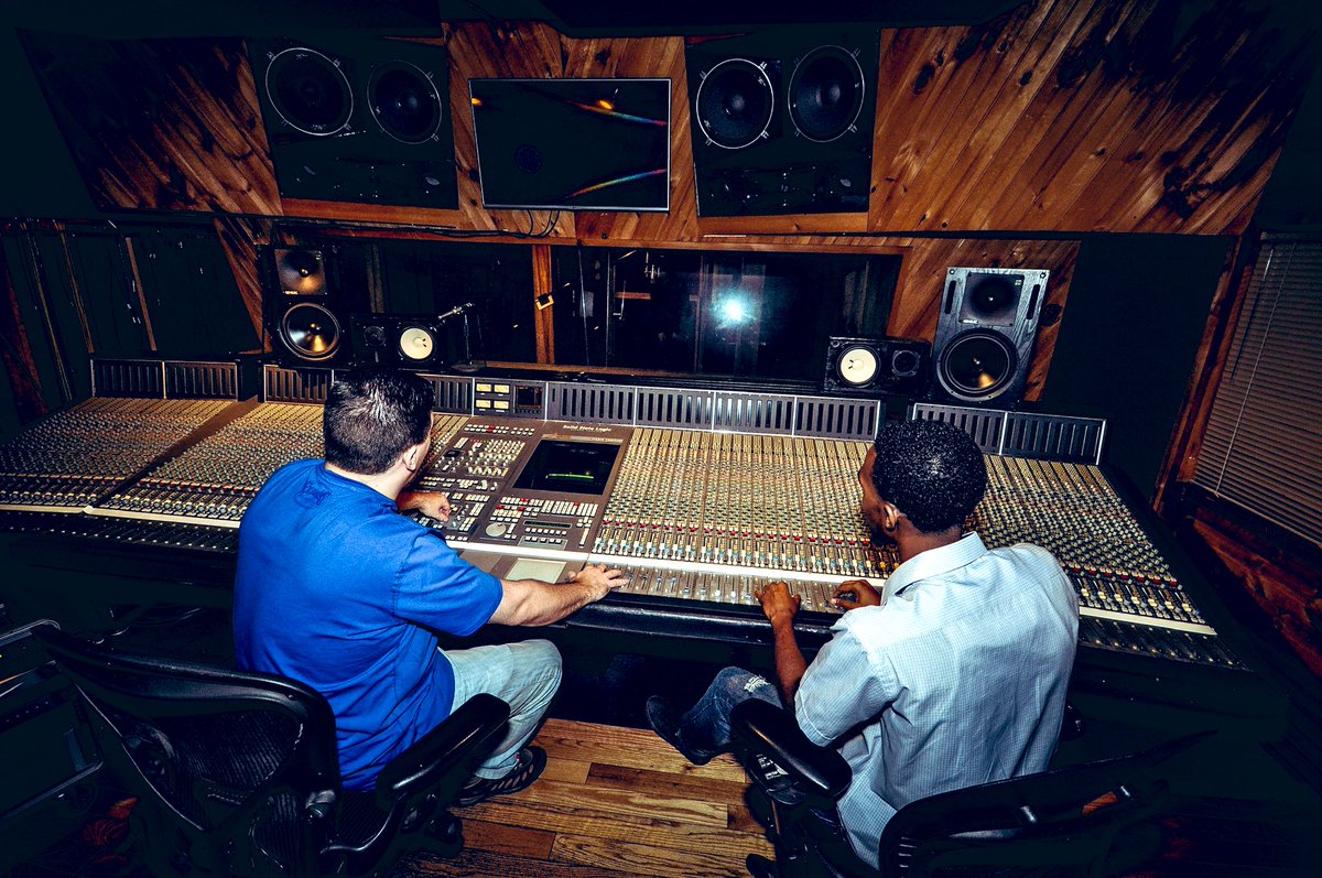 RoyalTMixes's tweet photo. Learning over the shoulder is how I learned a ton of knowledge &amp; techniques. Finding the right time to ask your engineers questions when the other clients &amp; artists are outta the room🎧 #audiomixing #mixingengineer #musicproducer #mastering #ZoomPTLessons #pixelmodes #CKstudioNYC https://t.co/zmvic8eDtY