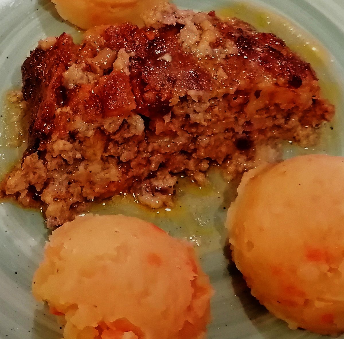 MikeKocht's tweet photo. #Twooking heute ganz klassisch für liebe Nachbarn:
Da die Freunde aus #Ungarn sind, habe ich mich nicht über ein #Gulasch getraut! *ggggg*
#Faschierter Braten (#Hackbraten) mit #Pürrée (diesmal getrüffel)
Salat dazu
Dessert: Winterlicher #Bratapfel
https://t.co/cJlCxL6WWo https://t.co/GaCAJY7BuP