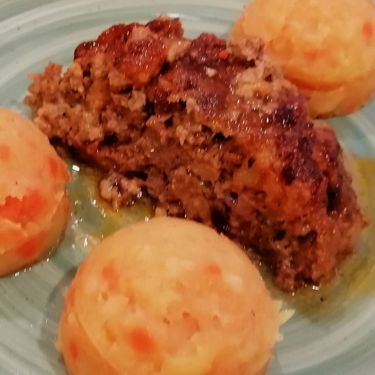 MikeKocht's tweet photo. #Twooking heute ganz klassisch für liebe Nachbarn:
Da die Freunde aus #Ungarn sind, habe ich mich nicht über ein #Gulasch getraut! *ggggg*
#Faschierter Braten (#Hackbraten) mit #Pürrée (diesmal getrüffel)
Salat dazu
Dessert: Winterlicher #Bratapfel
https://t.co/cJlCxL6WWo https://t.co/GaCAJY7BuP
