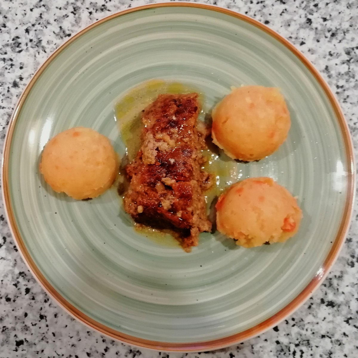 MikeKocht's tweet photo. #Twooking heute ganz klassisch für liebe Nachbarn:
Da die Freunde aus #Ungarn sind, habe ich mich nicht über ein #Gulasch getraut! *ggggg*
#Faschierter Braten (#Hackbraten) mit #Pürrée (diesmal getrüffel)
Salat dazu
Dessert: Winterlicher #Bratapfel
https://t.co/cJlCxL6WWo https://t.co/GaCAJY7BuP