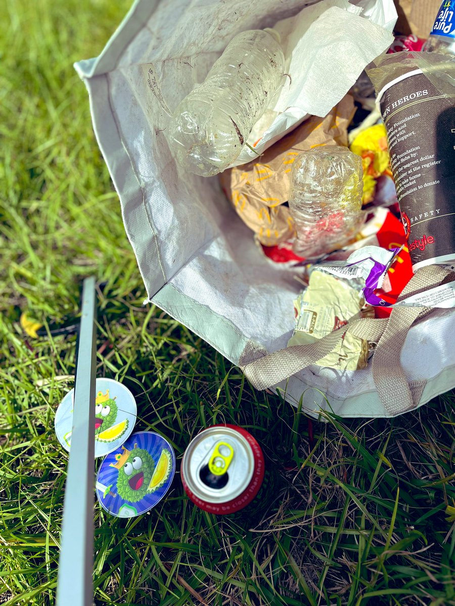 FreshMarketCrew's tweet photo. 1st trash cleanup of 2024 🚮🌲☀️ GM

A nice walk & mush trash to grab. Snuck a beer on the trip, King Durian enjoyed. New Year horns topped the bag! 🍺🎉

10 lbs. of trash owed to collectors - 5 lbs. picked up = 5 left 👀

Dedicated to recent collectors ❤️‍🔥
@AgentCGonzalez
@McFlyGuysNFT 
@UnitedSaints