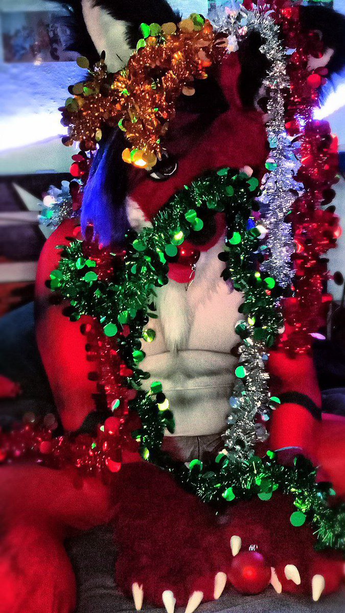 astrofenfen's tweet photo. A bit late XD but i WAS the Christmas tree last year! https://t.co/VR9l6Md8JQ