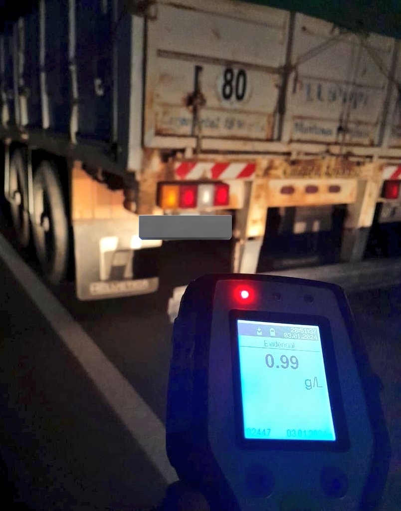 RedSegVial's tweet photo. Anoche. PSV retiró de la circulación a otro conductor profesional que transitaba por #RP70 altura #Rafaela con 0.99 grs de alcohol. 
👉Su camión  y licencia fueron retenidos y se labró prohibición para circular. 

⚠️Estas conductas no tienen más lugar en las rutas de Santa Fe. https://t.co/h7n7ITyBh9