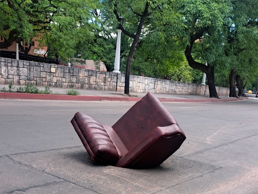 Y van apareciendo más.. sobre plena Cañada y calle Ayacucho, este sillón cumple la función de tapar un desagüe. Vecinos aseguran que ya hubo un motociclista que cayó por no verlo.