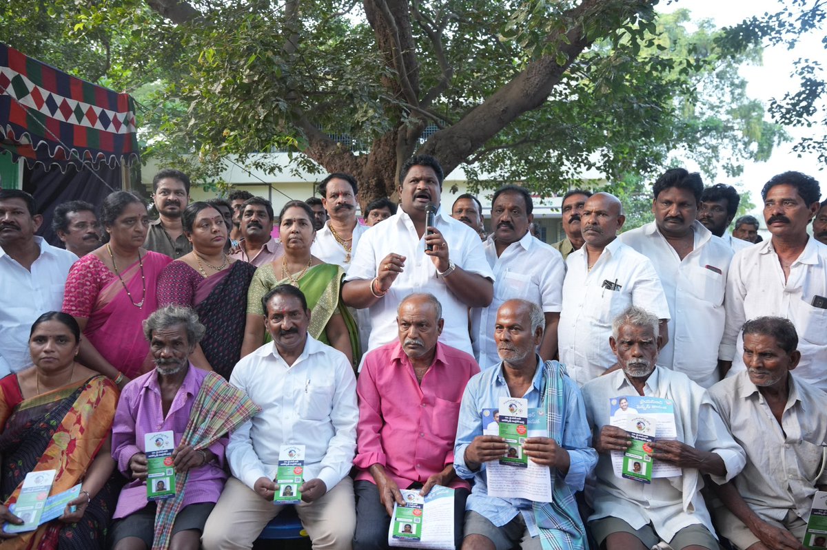 JaggireddyYSRCP's tweet photo. సంక్షేమంలో జగనన్న...జగనన్న అంటే సంక్షేమం.

ఆలమూరు మండలంలో పెన్షన్లు,కొత్త ఆరోగ్యశ్రీ కార్డులు పంపిణి  కార్యక్రమంలో పాల్గొన్న ఎమ్మెల్యే చిర్ల జగ్గిరెడ్డి గారు.

#AdminPost #GadapaGadapaprogram #YSRPensionKanuka #AndhraPradesh #Kothapeta #YSJaganCares https://t.co/fzyo0bBJkV