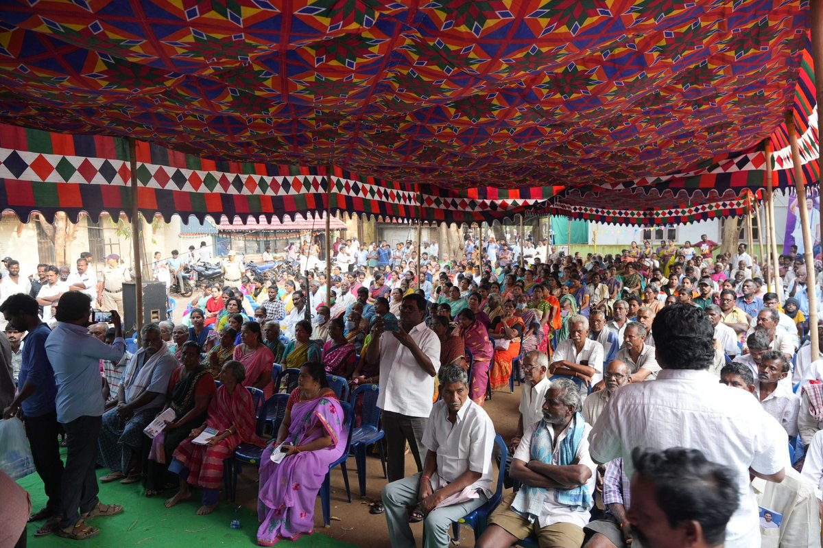 JaggireddyYSRCP's tweet photo. సంక్షేమంలో జగనన్న...జగనన్న అంటే సంక్షేమం.

ఆలమూరు మండలంలో పెన్షన్లు,కొత్త ఆరోగ్యశ్రీ కార్డులు పంపిణి  కార్యక్రమంలో పాల్గొన్న ఎమ్మెల్యే చిర్ల జగ్గిరెడ్డి గారు.

#AdminPost #GadapaGadapaprogram #YSRPensionKanuka #AndhraPradesh #Kothapeta #YSJaganCares https://t.co/fzyo0bBJkV