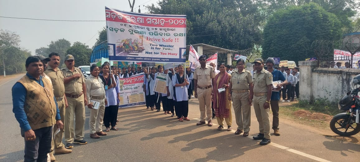 spmayurbhanj's tweet photo. On the occasion of Road Safety Awareness Week Rath reached Morada Block. Conducted an awareness rally at Chitrada with students. RTO and Morada police staff also joined the awareness program and sensitised the people.
#RaodSafetyWeek2024
#Use_Helmet
#Use_Seat_Belt https://t.co/iiU4eFE0Bc