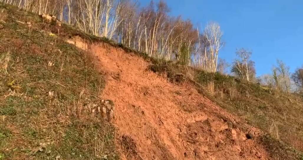 networkrail's tweet photo. βοΈ Extreme weather across Britain puts the railway at a higher risk of landslips.
Take a look at what we do when there's a #landslip and how we keep you safe:
π https://t.co/rfVZTcxvGF
#DelaysExplained https://t.co/tObSUFdF9c