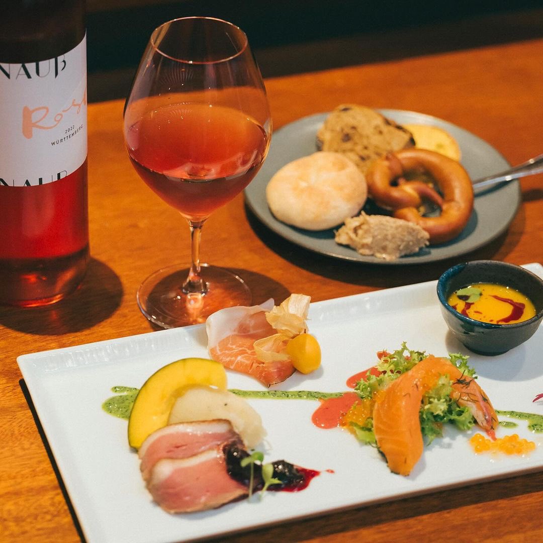 BlauerEngel2023's tweet photo. そもそも日本には
ドイツとオーストリア料理のお店が少ない

志す若い料理人も少ない

イタリアンやフレンチのように
なぜドイツとオーストリア料理は
日本で普及しなかったのかーーー

一緒にドイツ語圏の料理や飲料を通じて文化の魅力を発信してみませんか？👼✨

https://t.co/3HgnjRutgO https://t.co/jMxxZcfzyE