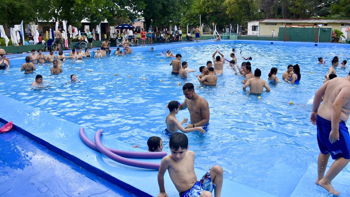 CascallaresPJ's tweet photo. ⛱️😎 ¡ARRANCÓ LA COLONIA DE VERANO 2024! 🌊

Las niñas y los niños de Almirante Brown ya realizan actividades acuáticas, recreativas y al aire libre en las diferentes sedes como nuestro Polideportivo Municipal de Ministro Rivadavia.

#BrownConVos https://t.co/yNSFRG9Dx2