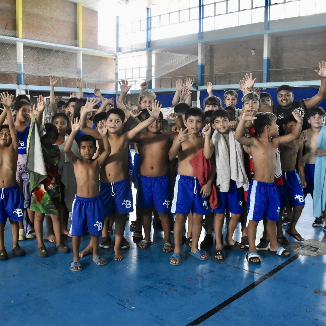 CascallaresPJ's tweet photo. ⛱️😎 ¡ARRANCÓ LA COLONIA DE VERANO 2024! 🌊

Las niñas y los niños de Almirante Brown ya realizan actividades acuáticas, recreativas y al aire libre en las diferentes sedes como nuestro Polideportivo Municipal de Ministro Rivadavia.

#BrownConVos https://t.co/yNSFRG9Dx2