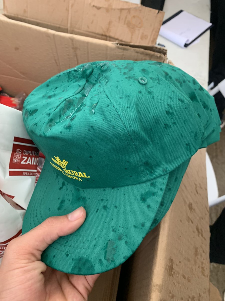 memes_zamora's tweet photo. 👑 SORTEO ESPECIAL REYES 👑

Si llego a 8000 seguidores antes del 6 de Enero sorteo 10 gorras de Caja Rural entre todos los que den RT a este tuit https://t.co/DIr6E4DZ6t