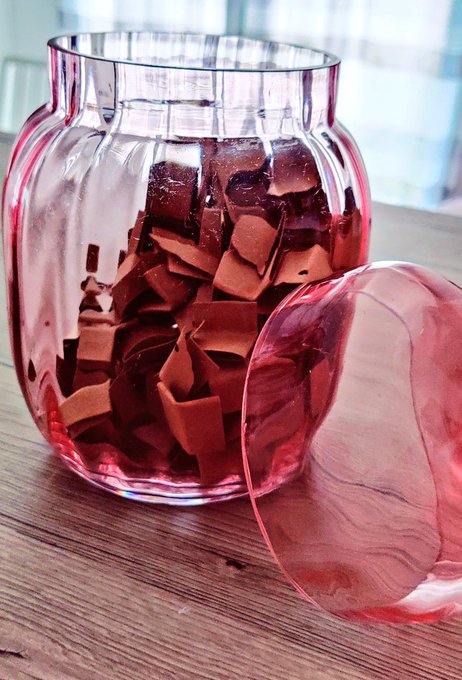 Dans ma cuisine, il y a d&eacute;sormais une &eacute;tag&egrave;re flottante.  Dessus, ma l&eacute;gendaire 🍬 Bonbonni&egrave;re 🍬 remplie