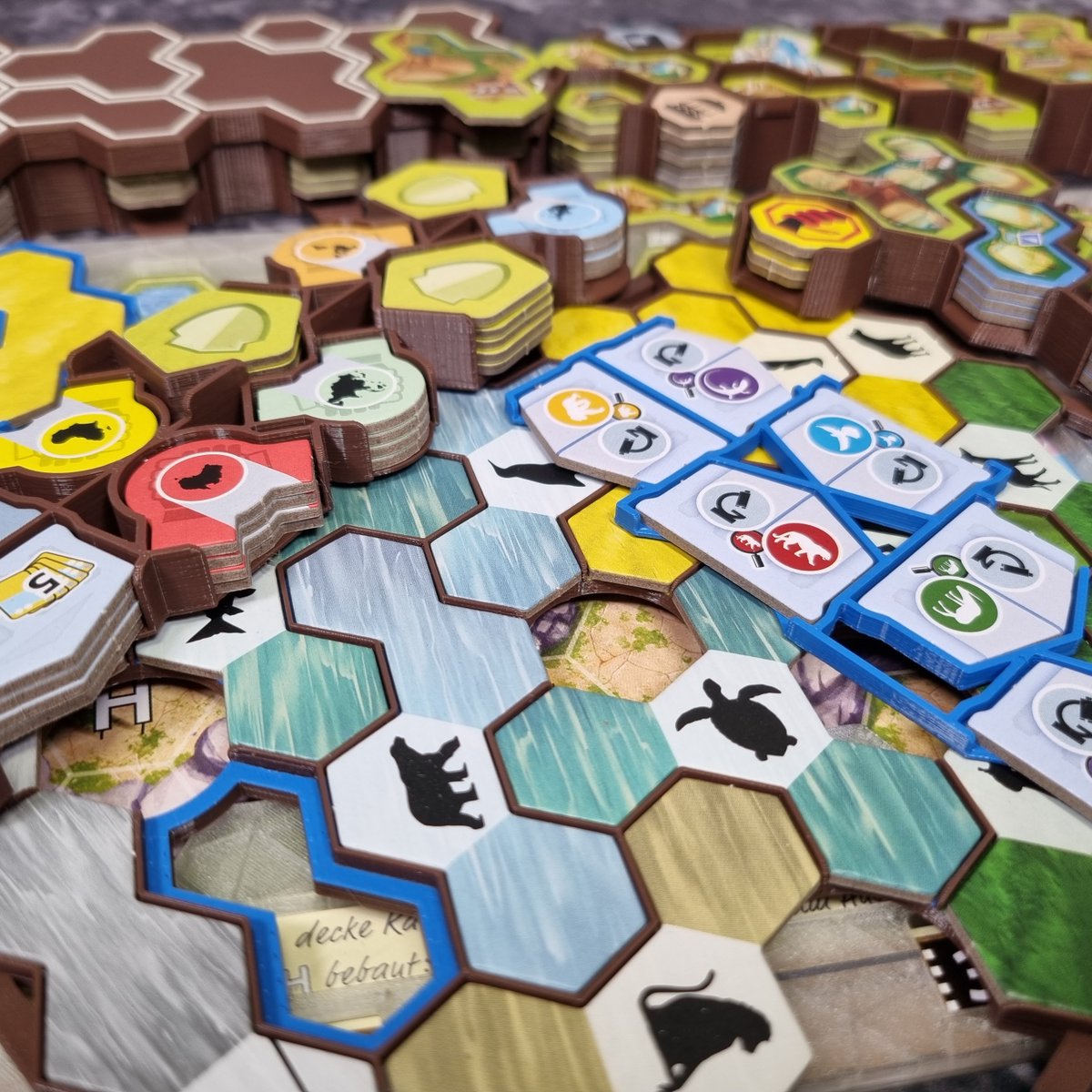 EurohellDesign's tweet image. Ark Nova and Marine Worlds in the core box🛒 Buildings, universities, partner zoos are sorted👋. You can have everything on your table in just a few seconds. Shake-proof, vertically storable, space for premium tokens and sleeves😍. 

#EurohellDesign #ArcheNovaWasserwelten