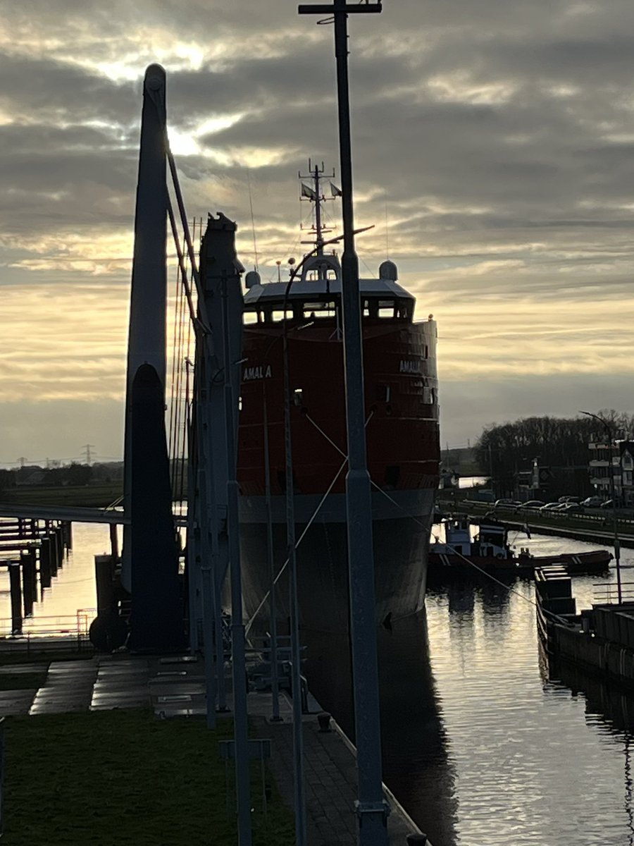 klabbersl's tweet photo. Vanmiddag schutten zeer groot bijzonder transport door de zeesluis Farmsum @RWS_NN https://t.co/HCIx8KeFBH