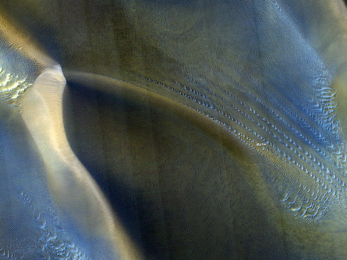 Megaripple Stripes on Mars Among the undulating topography of this dune field in Rabe Crater, one notable feature is the presence of distinct megaripple stripes. These megaripples gather in parallel rows. uahirise.org/hipod/ESP_0580… NASA/JPL-Caltech/UArizona #Mars #science