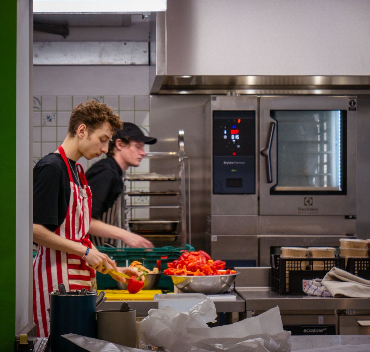 We're hiring a part-time Assistant Chef! This is a new role due to the growth of the hub and the increased need for our services. Join our team & showcase your passion for healthy and sustainable community cooking, with a particular focus on event catering nourishhub.org.uk/news