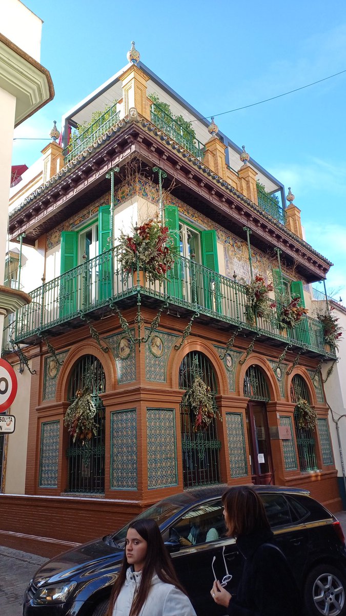 esincekom's tweet photo. Sevilla'nın en güzel mahallelerinden biri olan Triana'dan, dış cephesi yerel seramiklerle süslenmiş tipik bir Endülüs yapısı. Manuel Garcia Montalván Evi. 98 yaşındaki bu güzel yapının mimarı Juan Talavera y Heredia. https://t.co/6Lc9wwZyBq