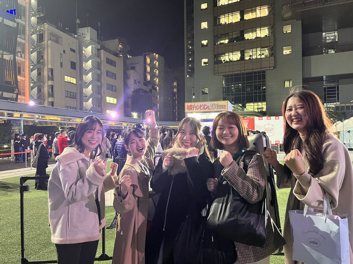 #モニタリング #ゴールデンボンバー
「透明カラオケボックス」

Mayukoの応援には、J-POP CLASSIC CLUB TOKYOメンバーの、かなみ、慧、yuri音、ももかが駆けつけました🏃‍♀️💨
4人はボックスの外でコーラス頑張りました😂
ぜひご覧ください！
🔗tver.jp/live/simul/lem…