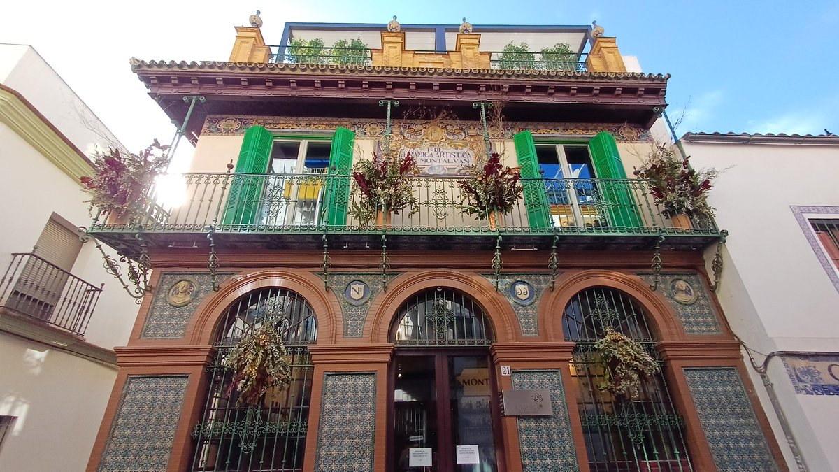 esincekom's tweet photo. Sevilla'nın en güzel mahallelerinden biri olan Triana'dan, dış cephesi yerel seramiklerle süslenmiş tipik bir Endülüs yapısı. Manuel Garcia Montalván Evi. 98 yaşındaki bu güzel yapının mimarı Juan Talavera y Heredia. https://t.co/6Lc9wwZyBq