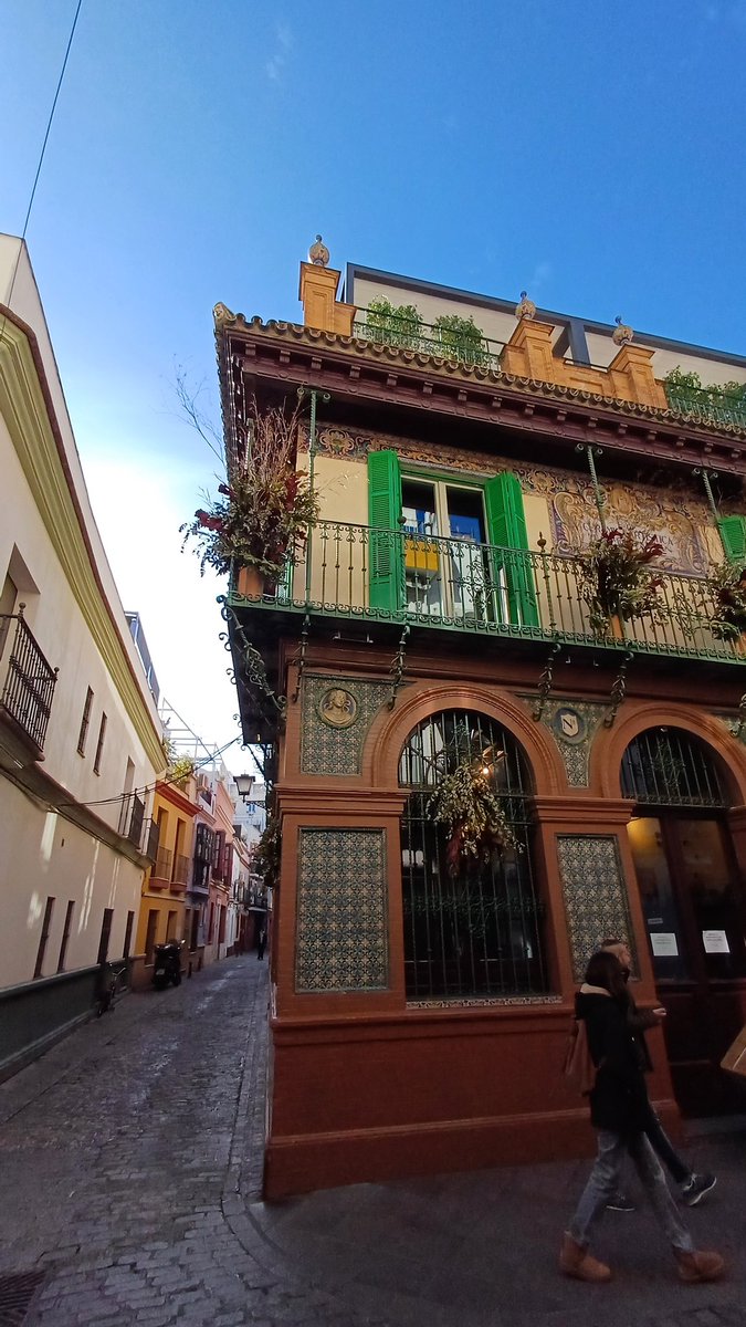 esincekom's tweet photo. Sevilla'nın en güzel mahallelerinden biri olan Triana'dan, dış cephesi yerel seramiklerle süslenmiş tipik bir Endülüs yapısı. Manuel Garcia Montalván Evi. 98 yaşındaki bu güzel yapının mimarı Juan Talavera y Heredia. https://t.co/6Lc9wwZyBq