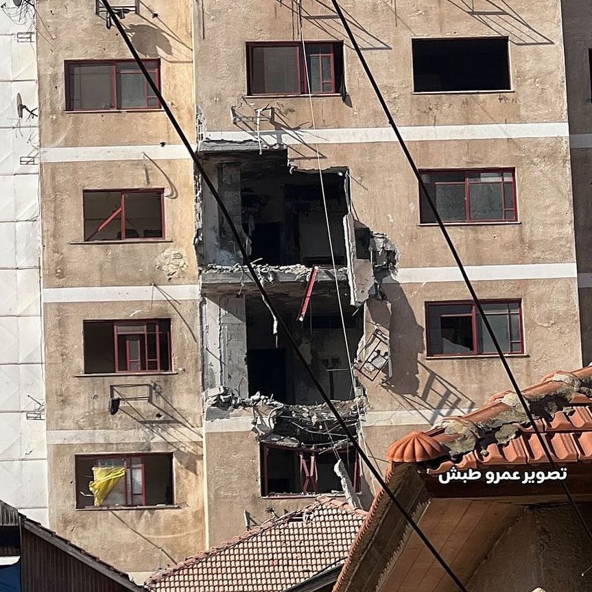 EyeonPalestine's tweet photo. The headquarters of the Palestine Red Crescent which was targeted by Israeli artillery shelling in Khan Younis. 4.1.24

مبنى جمعية الهلال الأحمر الفلسطيني في مدينة خانيونس بعد استهدافه من قبل الاحتلال https://t.co/AmfCYPJcmY