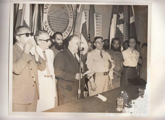 Periódico Invasor (@invasorpress) on Twitter photo Este día pero de 1959, se conforma el primer gobierno revolucionario provisional en la liberada ciudad de Santiago de Cuba. #CiegodeAvila #CubaViveEnSuHistoria <a href="/rocdecubano/">Roberto Carlos</a> <a href="/IzquierdoAlons1/">Livan Izquierdo Alonso</a> @Guajiritasoy @chamberohoy <a href="/Gg_2014Sandra/">Sandra Gutiérrez G.</a> <a href="/CiegodeAvilaTV/">Televisión Avileña</a> <a href="/vasilymenpe/">vasilymenpe</a> <a href="/cubadebatecu/">Cubadebate</a> Este día pero de 1959, se conforma el primer gobierno revolucionario provisional en la liberada ciudad de Santiago de Cuba. #CiegodeAvila #CubaViveEnSuHistoria <a href="/rocdecubano/">Roberto Carlos</a> <a href="/IzquierdoAlons1/">Livan Izquierdo Alonso</a> @Guajiritasoy @chamberohoy <a href="/Gg_2014Sandra/">Sandra Gutiérrez G.</a> <a href="/CiegodeAvilaTV/">Televisión Avileña</a> <a href="/vasilymenpe/">vasilymenpe</a> <a href="/cubadebatecu/">Cubadebate</a>