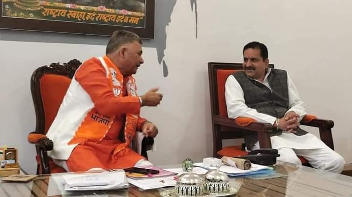 Vikas3244's tweet photo. शुजालपुर विधानसभा के लोकप्रिय विधायक एवं मध्यप्रदेश शासन के कैबिनेट मंत्री श्री @Indersinghsjp जी से सौजन्य मुलाकात करते हुए शुजालपुर विधानसभा के जनप्रिय नेता @BuntyYogendra जी...
@OfficeOfKNath @digvijaya_28 @jitupatwari @JVSinghINC https://t.co/vA0KiDaAhA