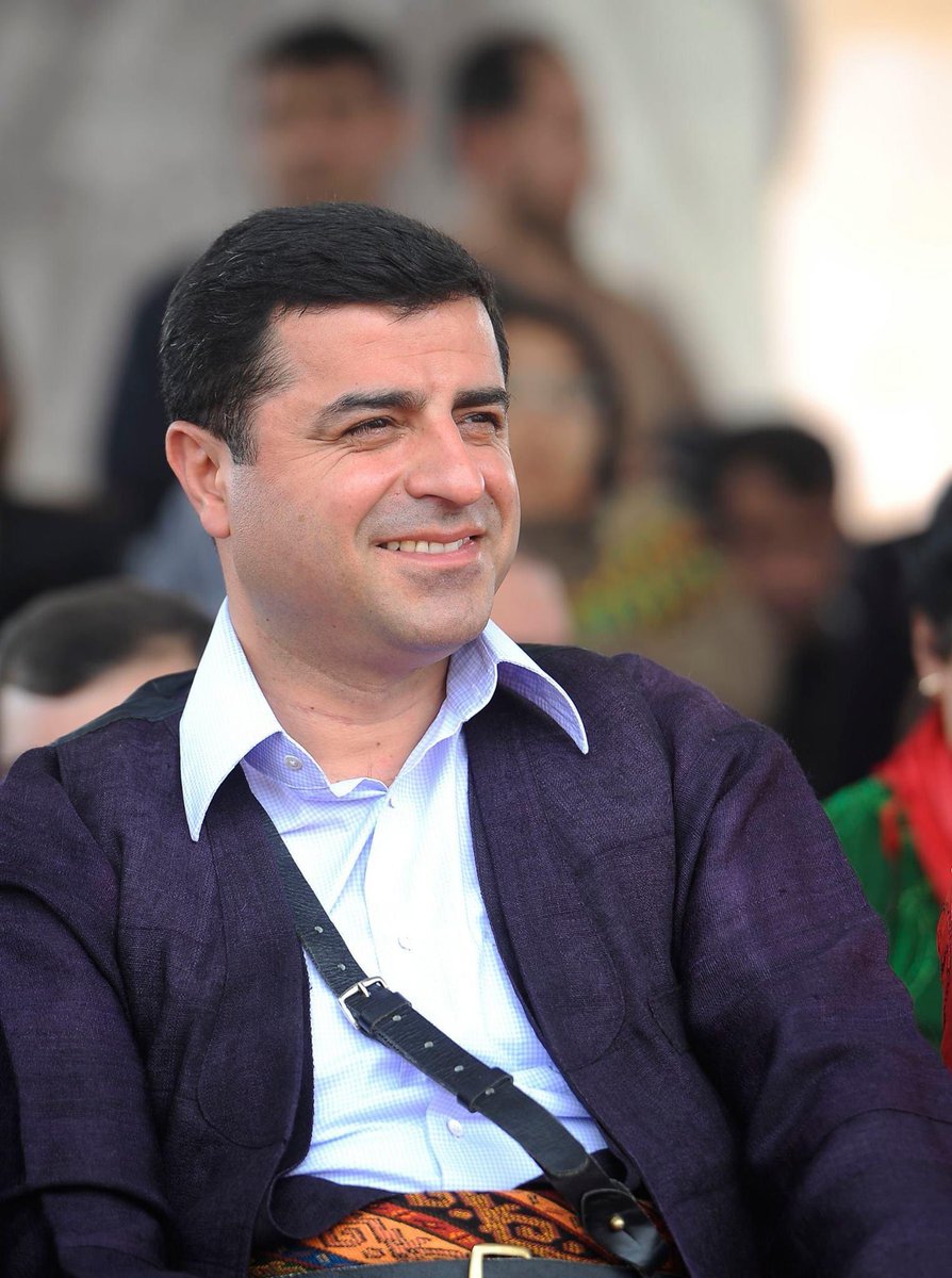 ArifZerevan's tweet photo. Selahattin Demirtaş savunmasında: Kürdistan ana vatanımızdır. ‘Ey Reqip’ milli marşımızdır. Bir metre kaldıysa onu da savunuruz. Bir ağacı varsa onu da savunuruz.

Demirtaş: Kürdistan ana vatandır. Kürtler bunu gönlünden çıkarmaz. Söküp atamaz. Kürdistan bir hakikattir. Kamışlı var Sine var. Burası bizim ana vatanımızdır. Bizim hayallerimiz, aşkımız, sevgimiz, romanımızla ilgilidir. Bunları nereye koyacaksınız? Kürt ve Kürdistan gerçeği insanlığın inkarıdır. Kürt milletinin bir tarihi vardır. Bunu inkar edersek birbirimiz yüzüne bakamayız. Utanırız. Düşürülmüş aşağılanmış bir kişilik olarak görürüz. Bir Türk, Kürde bunu dayatıyor. Bu dava vesilesiyle bizi köleleştirmeye çalışanlara bunu yapamazsınız diyoruz.

Bizim bir ülkemiz var. Milli marşımız var. İşkence gördüğü cezaevinde yazdı bunu. ‘Ey Reqip’ dedi. Irak’ta Kürdistan bölgesi var. Üç yerde Kürdistan var, bu tarafta bir çakıl taşı da mı kalmadı? Irak ve Suriye’de sınır çizerken bir tane otumuz da mı bu tarafta kalmadı? Bu tarihi çarpıtmayı nasıl kabul edebiliriz? Kürdistan’ın en büyük parçası bu tarafta kaldı. Neredeyse 200 yıldır Kürtler buna itiraz ediyor.

Coğrafyacılar gitsinler Silopi, Cizre Hakkari’den haritayı bize anlatsınlar Kürdistan nasıl öbür tarafta kaldı. Irak’ta Kürdistan, İran Anayasası'nda Kürdistan eyaleti var. Rojava var. Hangi coğrafyacı bu kadar mükemmel bir harita çizdi de Kürdistan’ın bir böceği bile bu tarafta kalmadı. Bir metre kaldıysa onu da savunuruz. Bir ağacı varsa onu da savunuruz. Kobanê sınırın hemen yanındadır. Siz başka bir şey görüyor olabilirsiniz ama biz kardeşimizi o tarafta görüyoruz. Kardeşlerimiz orada öldürülürken biz burada davul zurnayla halay çekmemeyiz.

Türkiye toplumu şu soruyu sorsun istemiyorlar; Kobanê Kürdistan ise Suruç nedir? Oradakiler Kürt mü? Birçok insan IŞİD saldırısında orada Kürtlerin yaşadığını öğrendi. Bilmiyordu. Ayn Arab diyorlar. Bu kırılma her gün derinleşiyor. AKP’li Kürtlerin de gururu incindi. Bana bilgileri geliyor. Türk aydınları anlatmıyor. Bizim değil Türk aydınlarının anlatması lazım. Bu aydınlık ahlakına da sığmıyor. Kürt aydınının ise dört parça Kürdistan’da Kürtlerin birliğini anlatması lazım. Kürtlerin birliği olursa muhatapları tarafından ciddiye alınır. Siyasi partiden çok halkın birliğini savunmaları gerekiyor. Kürtlerin parçalanması doğru değil.

Ben niye yargılamıyorum? Devlet bir çözüm önermek zorunda. ‘Ya sev ya terk et’ olmaz. ‘Türksen övün değilsen itaat et’ olmaz. Çözüm önerisi bu olmaz. Bunları konuşmamız lazım. Kürt ve Kürdistan gerçeğini tanıyın. Mesele Kürt ve Kürdistan meseledir. Bize milyon ceza da verseniz bu değişmeyecektir. Biz savunmamızı size değil halka yapıyoruz.

Seçim vesilesiyle kimse bu mücadeleyi birkaç belediye pazarlığına indirgemesin. Birkaç belediye için bu mücadeleyi vermedik. // Duvar