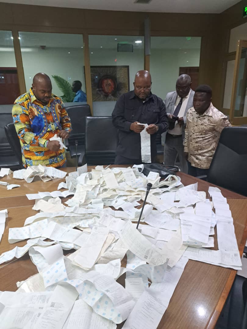 Ceci n'est possible qu'au @CongoRD, la honte du siècle. Le régime en place aurait honte que des images comme ça se brandissent. Ils se vantent d'avoir organisé des élections, oui des élections mon œil oui!!