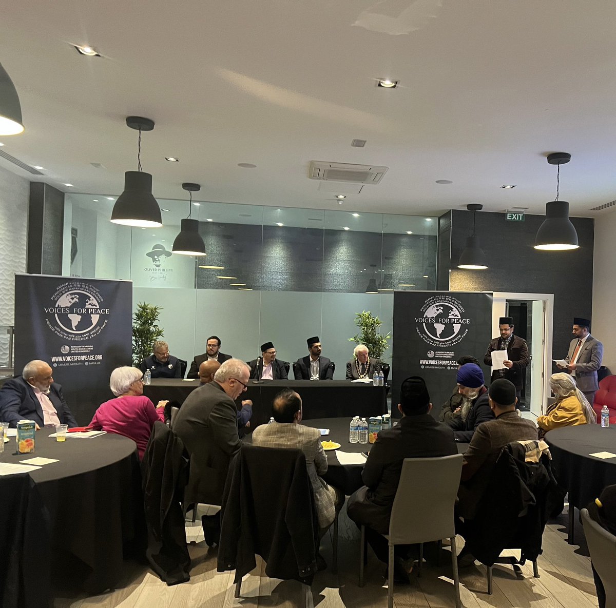MKA_Herts's tweet photo. Muslim youth @MKA_Herts organised a #VoicesForPeace event which was kindly hosted by @WatfordFC. Representatives of different faiths and backgrounds were invited to come together and talk about world peace, particularly in light of the current humanitarian crisis. #CeasefireNOW https://t.co/72mz4mO826