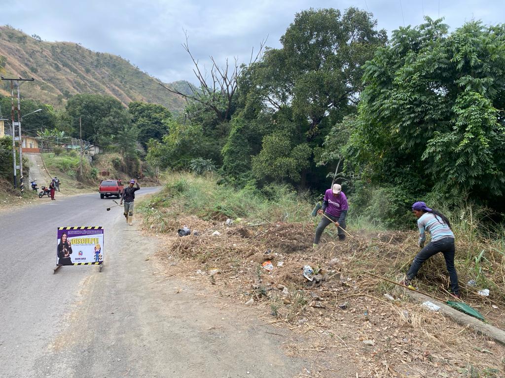 sulmeavila's tweet photo. #04Enero Iniciamos con gran operativo de Limpieza en la Troncal que une San Juan de los Morros y San Sebastián de los Reyes. Año del Cambio en el municipio Juan Germán Roscio Nieves, #VamosPorMás #TrabajandoMásQueHablando https://t.co/bTXrGIMNWU