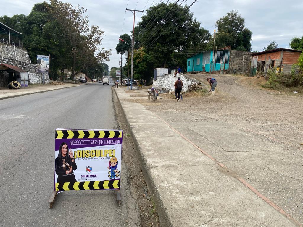 sulmeavila's tweet photo. #04Enero Iniciamos con gran operativo de Limpieza en la Troncal que une San Juan de los Morros y San Sebastián de los Reyes. Año del Cambio en el municipio Juan Germán Roscio Nieves, #VamosPorMás #TrabajandoMásQueHablando https://t.co/bTXrGIMNWU