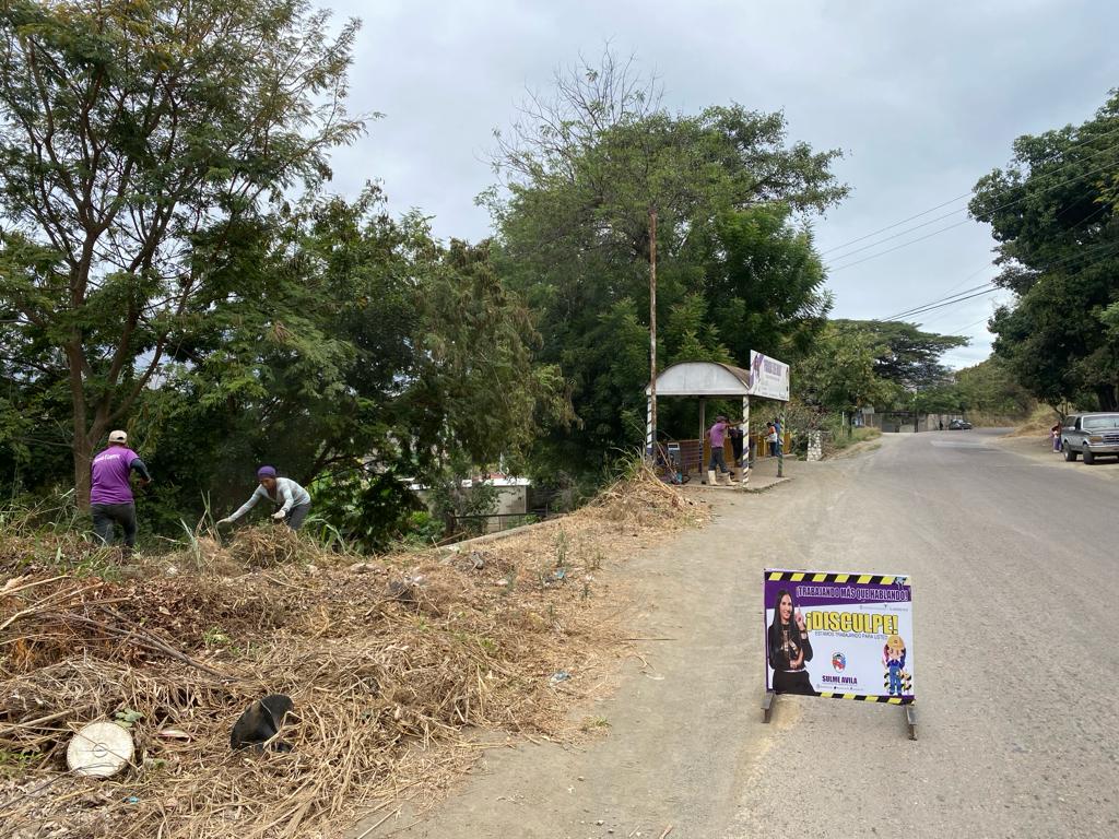 sulmeavila's tweet photo. #04Enero Iniciamos con gran operativo de Limpieza en la Troncal que une San Juan de los Morros y San Sebastián de los Reyes. Año del Cambio en el municipio Juan Germán Roscio Nieves, #VamosPorMás #TrabajandoMásQueHablando https://t.co/bTXrGIMNWU