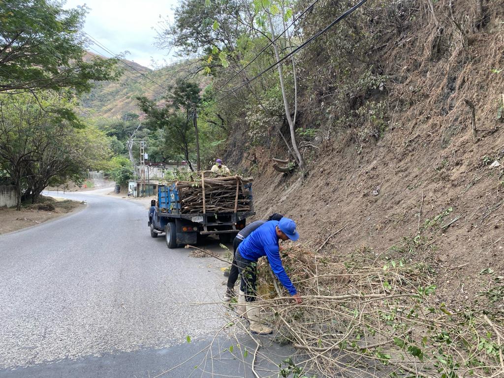 #04Enero Iniciamos con gran operativo de Limpieza en la Troncal que une San Juan de los Morros y San Sebastián de los Reyes. Año del Cambio en el municipio Juan Germán Roscio Nieves, #VamosPorMás #TrabajandoMásQueHablando