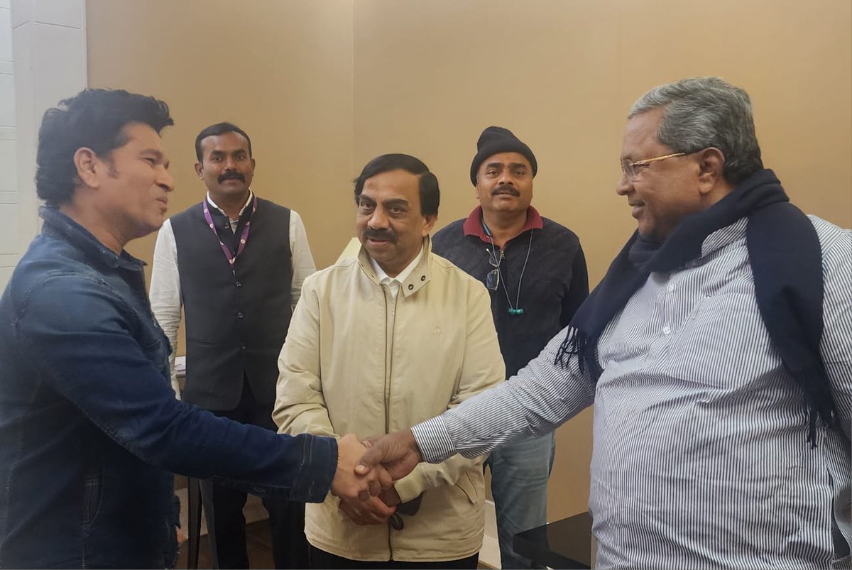 CMofKarnataka's tweet photo. ಜಾಗತಿಕ ಕ್ರಿ���ೆಟ್‌ನ ದಂತಕಥೆ, ಲಿಟ್ಲ್ ಮಾಸ್ಟರ್ ಸಚಿನ್ ತೆಂಡೂಲ್ಕರ್ ಅವರು ಇಂದು ದೆಹಲಿಯ ವಿಮಾನ ನಿಲ್ದಾಣದಲ್ಲಿ ಆಕಸ್ಮಿಕವಾಗಿ ಎದುರಾದ ವೇಳೆ ಕುಶಲೋಪರಿ ವಿಚಾರಿಸಿ, ಪ್ರೀತಿಯಿಂದ ಬೀಳ್ಕೊಟ್ಟೆ.
ಸಚಿನ್ ತೆಂಡೂಲ್ಕರ್ ನನ್ನ ಅಚ್ಚುಮೆಚ್ಚಿನ ಆಟಗಾರ, ದಶಕಗಳ ಕಾಲ ತೆಂಡೂಲ್ಕರ್ ಅವರ ಆಟವನ್ನು ಆಸ್ವಾದಿಸಿದ್ದೇನೆ. 
- ಮುಖ್ಯಮಂತ್ರಿ @siddaramaiah 

#SachinTendulkar