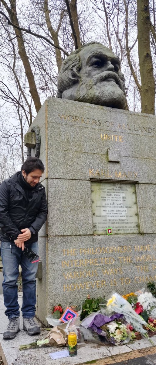 BandaDelAzufre's tweet photo. Hoy estuvimos con el Camarada en Jefe, Karl Marx. Le trajimos una pequeña ofrenda para continuar las labores de la Banda del Azufre en este 2024
#Marx #WorkersOfAllLandsUnite #Dialectica #Highgate https://t.co/xX37SstZgj
