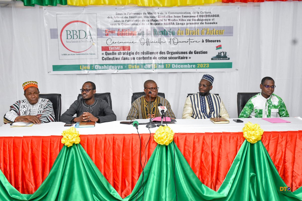 AssoConvergence's tweet photo. A l’occasion de la 5ème rentrée du droit d'auteur qui a eu lieu le 15 décembre à Ouahigouya, l'association Convergence a reçu de la part du bureau des droits d'auteur burkinabé un trophée représentant la solidarité et l'effort commun pour un avenir meilleur 👏👏 #antipiratage https://t.co/Q8ntDplVzJ