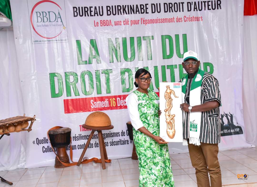 AssoConvergence's tweet photo. A l’occasion de la 5ème rentrée du droit d'auteur qui a eu lieu le 15 décembre à Ouahigouya, l'association Convergence a reçu de la part du bureau des droits d'auteur burkinabé un trophée représentant la solidarité et l'effort commun pour un avenir meilleur 👏👏 #antipiratage https://t.co/Q8ntDplVzJ