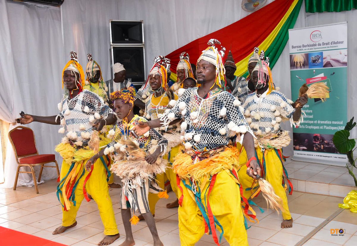 AssoConvergence's tweet photo. A l’occasion de la 5ème rentrée du droit d'auteur qui a eu lieu le 15 décembre à Ouahigouya, l'association Convergence a reçu de la part du bureau des droits d'auteur burkinabé un trophée représentant la solidarité et l'effort commun pour un avenir meilleur 👏👏 #antipiratage https://t.co/Q8ntDplVzJ