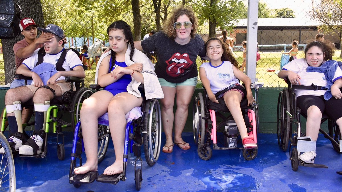 CascallaresPJ's tweet photo. Los participantes pertenecen a distintas instituciones de bien público como clubes de barrio, comedores sociales y centros de jubilados, además de integrantes del Centro de Recreación y Deporte Adaptado browniano.

#BrownConVos https://t.co/7qyhrwYnjk